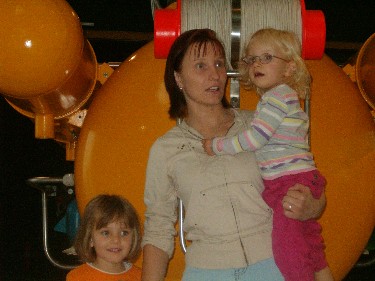 Leonie, Astrid und Nele im Ozeaneum (Stralsund) 2008
