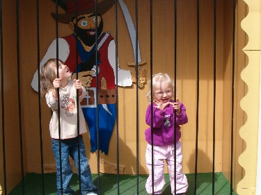 Leonie und Nele im Kittchen (Rasti-Land) 2008